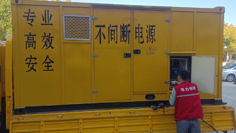 峰峰矿柴油发电机组和UPS电源配合使用时，如何避免切换过程中的电力中断？